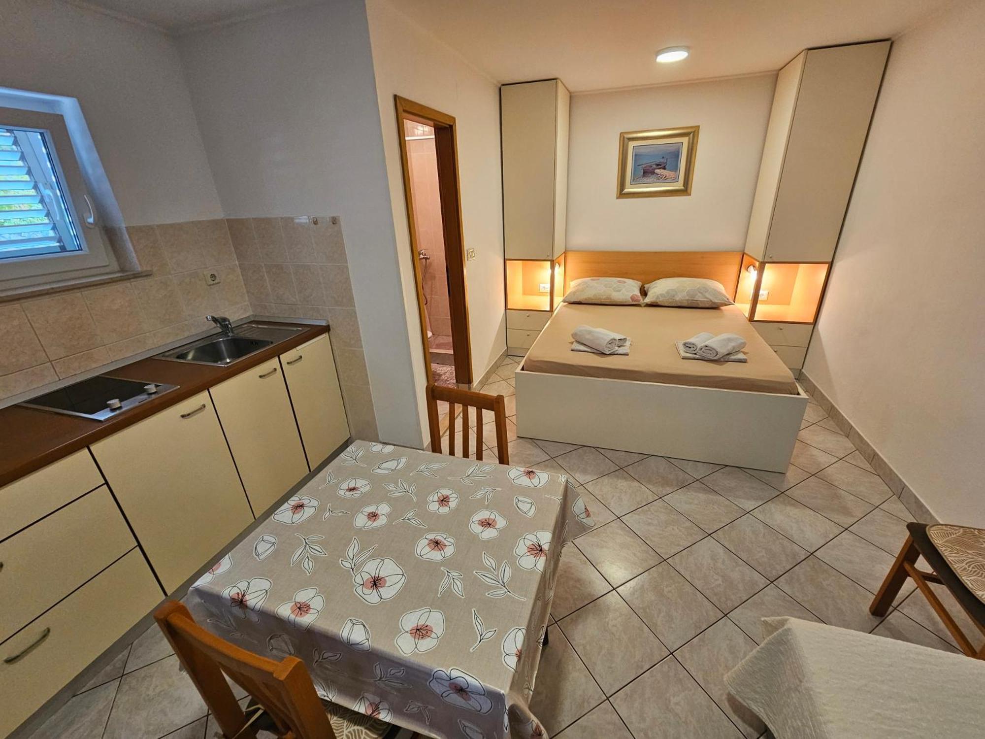 Apartment Nikica Трогир Стая снимка